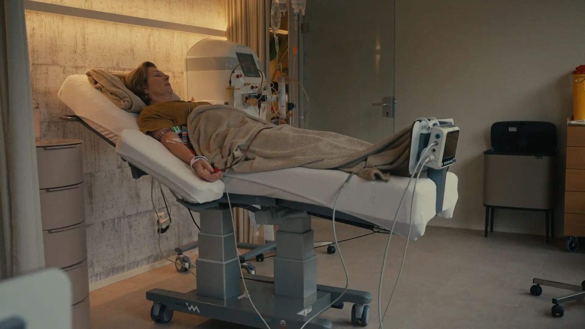 A patient resting comfortably while cleaned plasma is returned